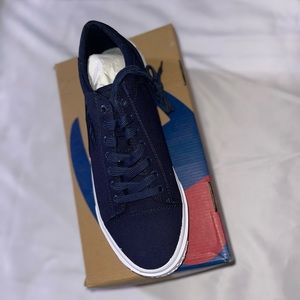 Brand NEW! Never worn MENS SHOES